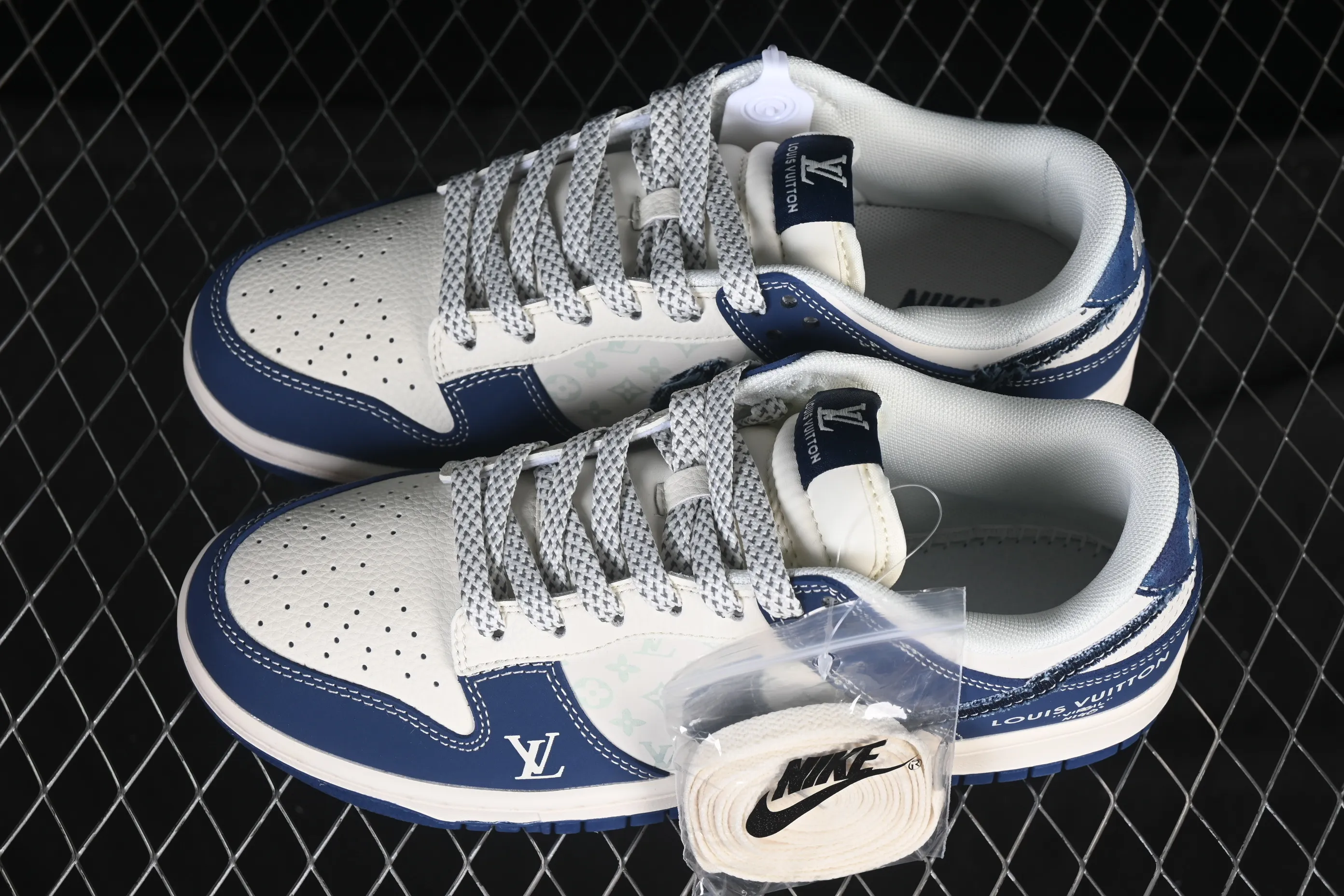 All categories Nk SB Dunk Series Nk SB Dunk Low High-end customized low-top sneakers Nike SB Dunk Low LV co-branded distressed denim hook Anniversary high-end customized low-top casual sneakers XS6089-631